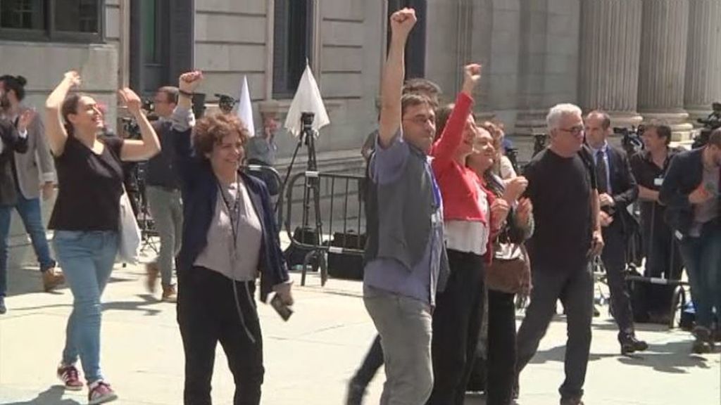 Podemos celebra a las puertas del Congreso tras el éxito de la moción de censura a Rajoy
