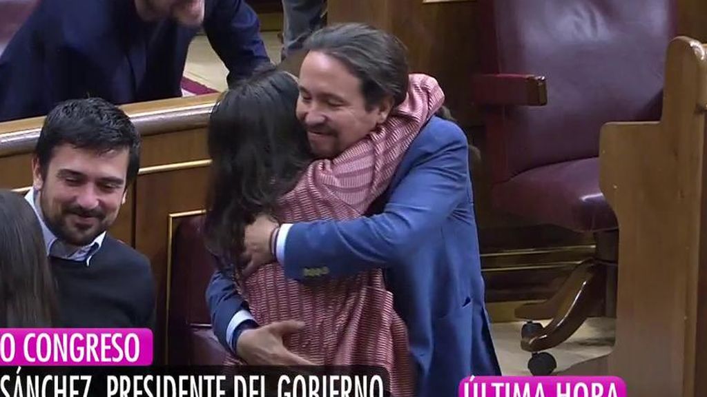 El abrazo de Pablo Iglesias e Irene Montero tras la victoria de Sánchez en la votación de la moción