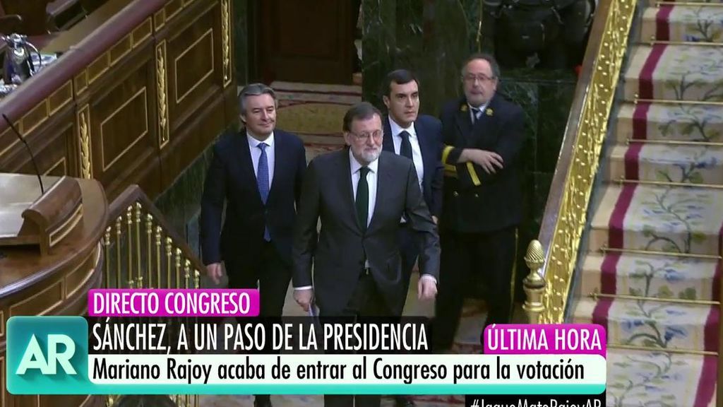 Una hora y media tarde y entre aplausos de su bancada, Mariano Rajoy llega al Congreso