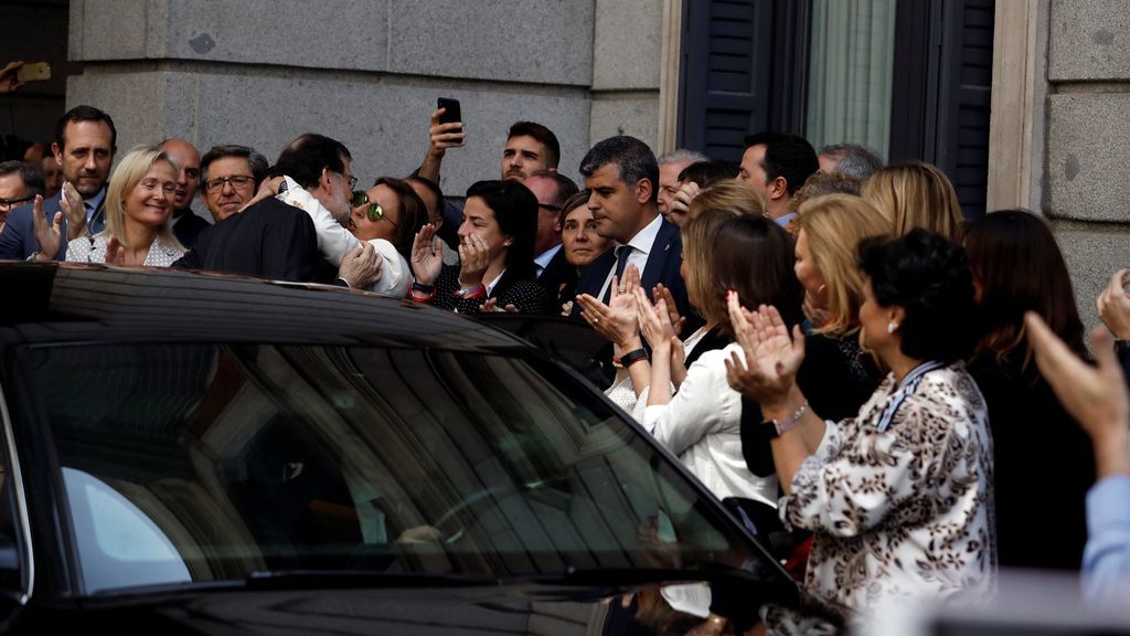 Rajoy sale del Congreso al grito de “presidente, presidente”, entre aplausos de los diputados del PP
