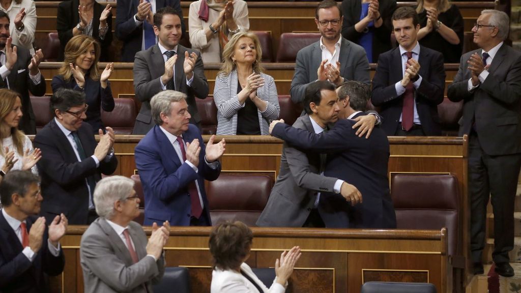 Rafael Hernando, ovacionado por los suyos tras su duro discurso contra Sánchez