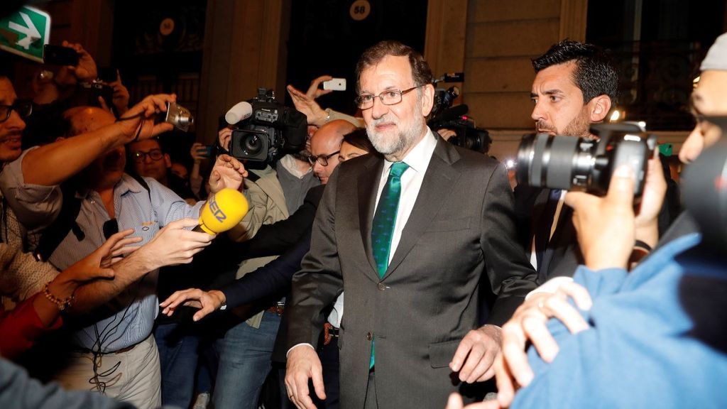 Rajoy sale sonriente del restaurante donde pasó 7 horas durante el debate de la moción