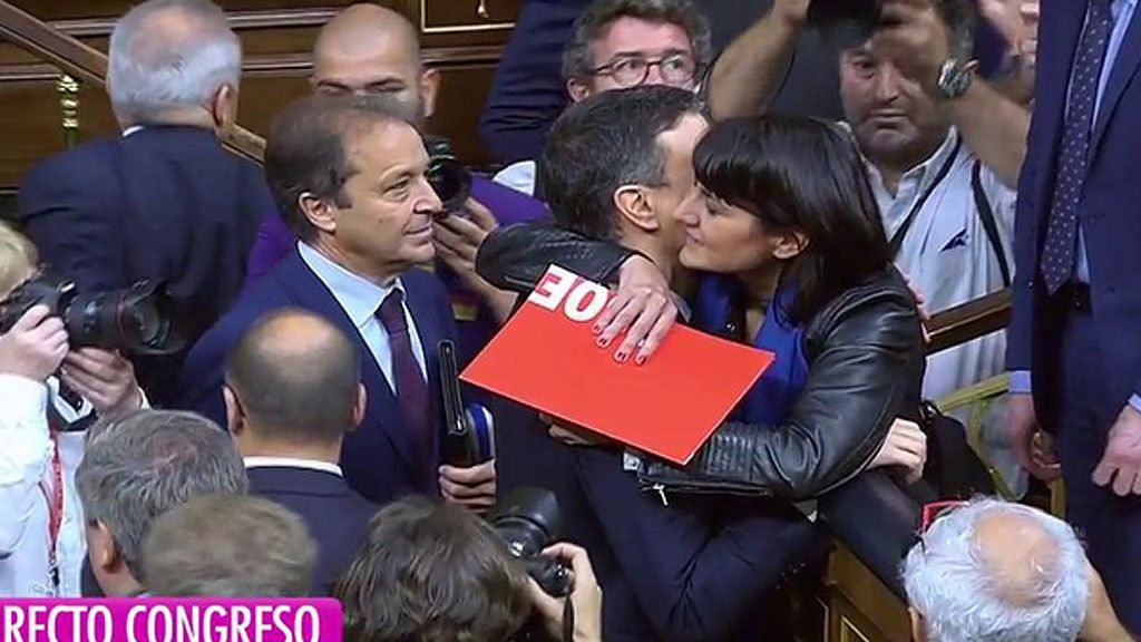 El de Pablo Iglesias e Irene Montero y los abrazos más significativos de la llegada de Pedro Sánchez a la Presidencia del Gobierno