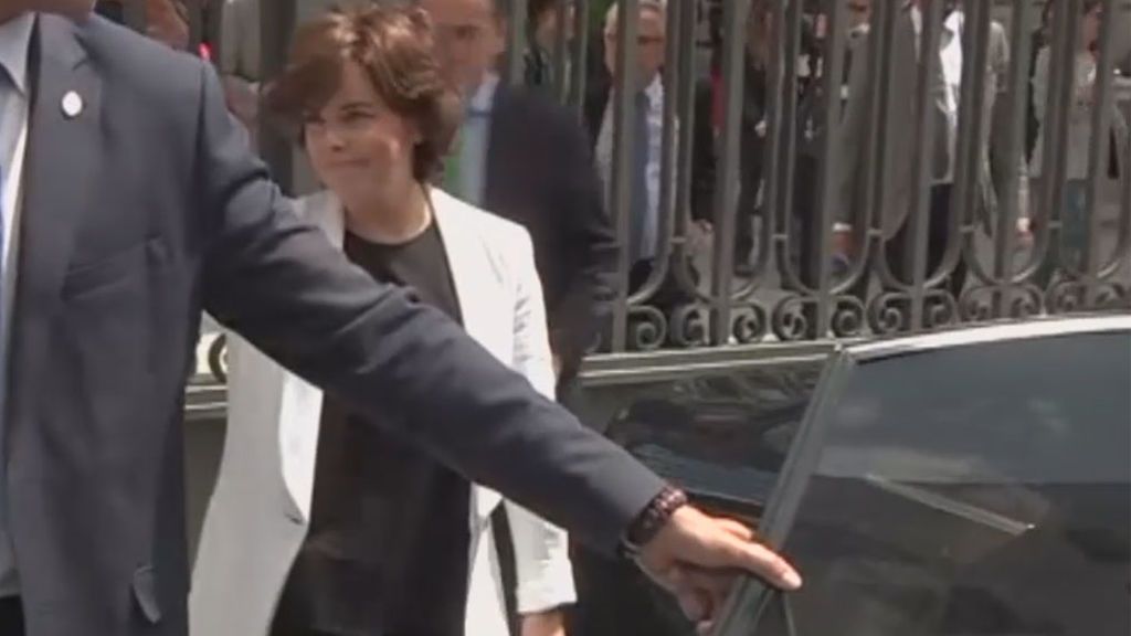 Gritos de “¡fuera, fuera!” a Sáenz de Santamaría a su salida del Congreso