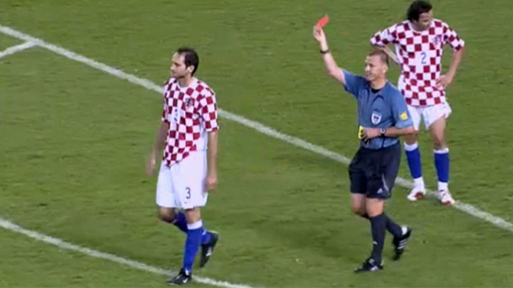 De locos: el partido en el que un jugador croata vio tres amarillas antes de ser expulsado
