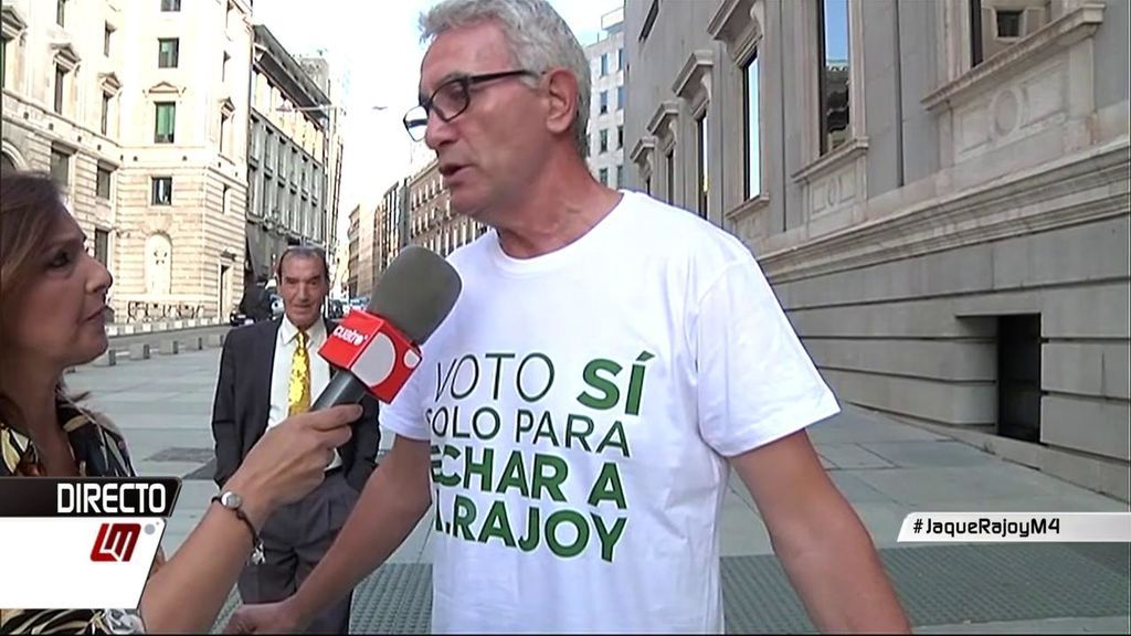 Cañamero, a las puertas del Congreso con una camiseta con el lema ‘Voto sí solo para echar a Mariano Rajoy’