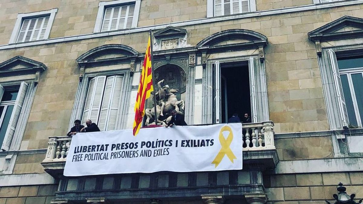 Torra cuelga una pancarta en la Generalitat en apoyo a los "presos políticos"