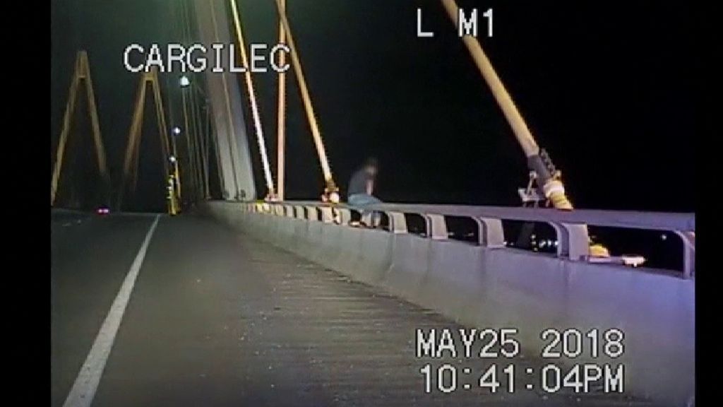 La policía evita que una mujer se precipite al vacío desde un puente