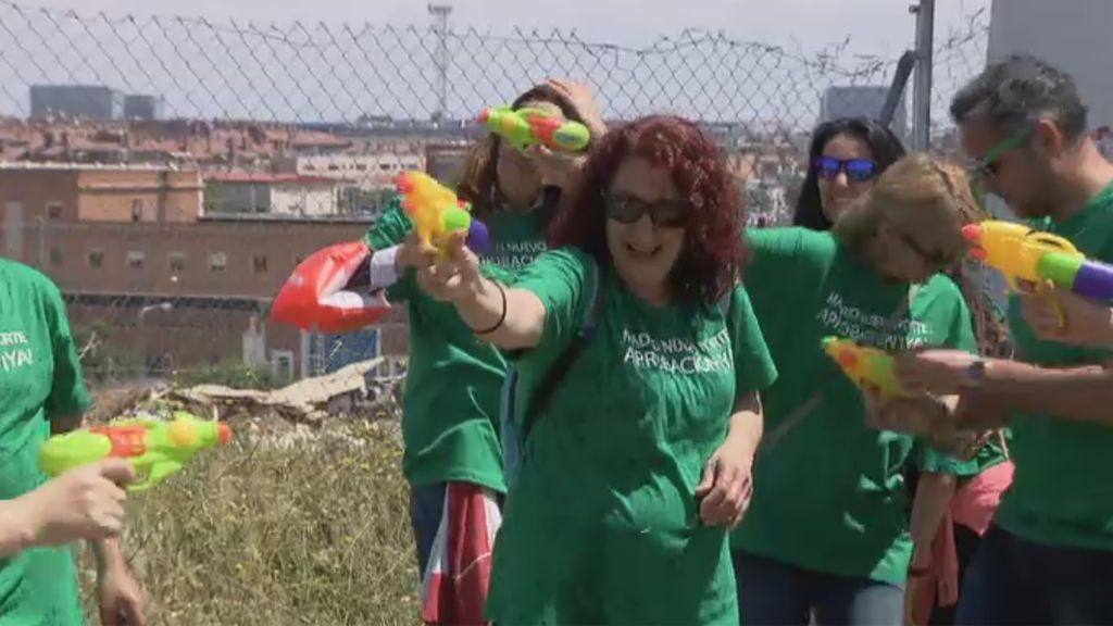 Protesta pasada por agua de los vecinos de Fuencarral