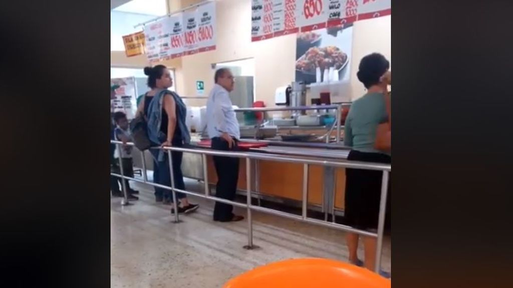 Le compra comida a un anciano y su buena acción se vuelve viral
