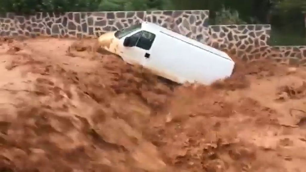 Una tromba de agua arrastra una camioneta en Elche de la Sierra