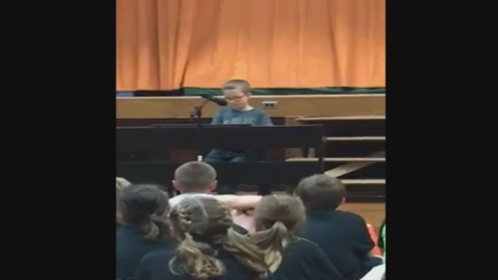 Un niño de 10 años canta 'Imagine' y emociona a la Red