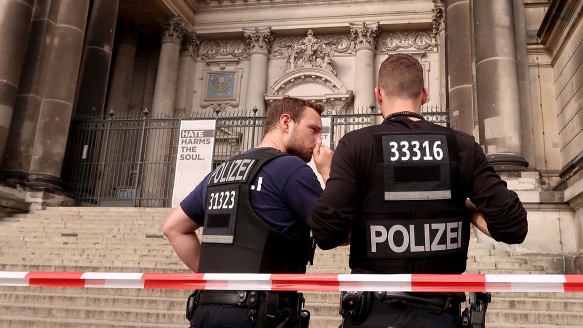 Un policía abre fuego contra un hombre en la Catedral de Berlín
