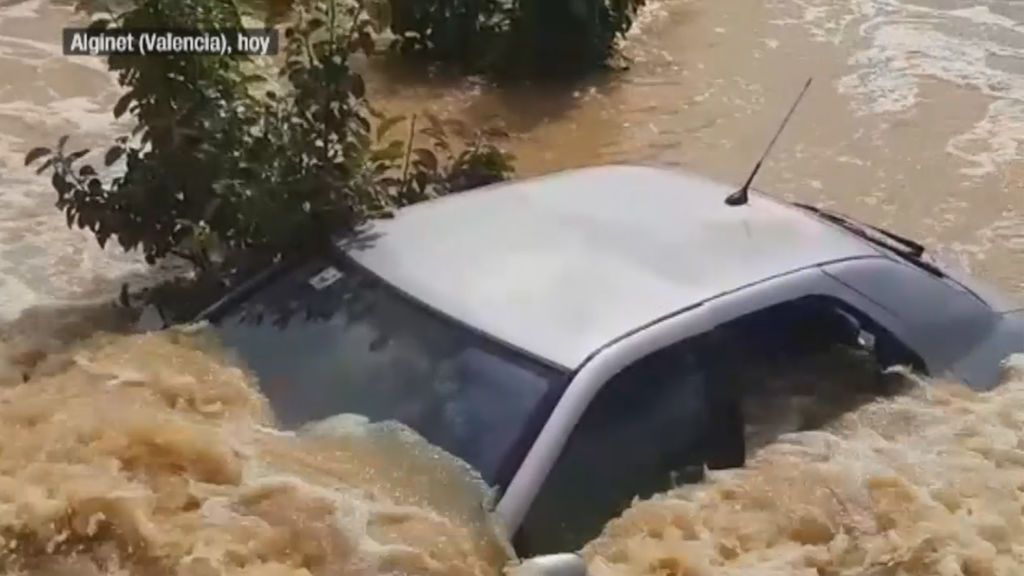 Las tormentas dejan imágenes de coches y calles desbordadas en la meseta peninsular
