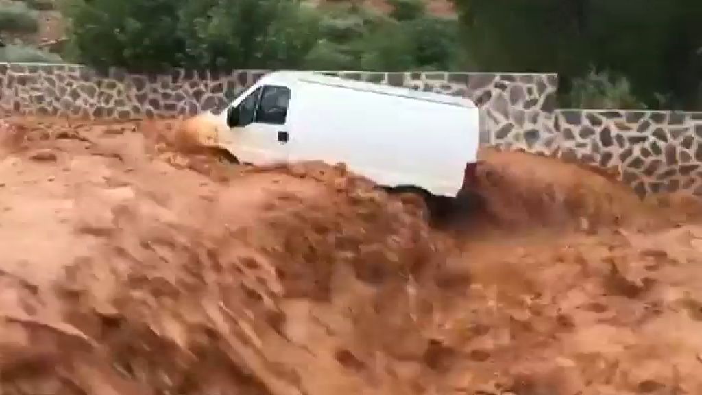 El desbordamiento del río Segura arrastra una furgoneta en Elche de la Sierra