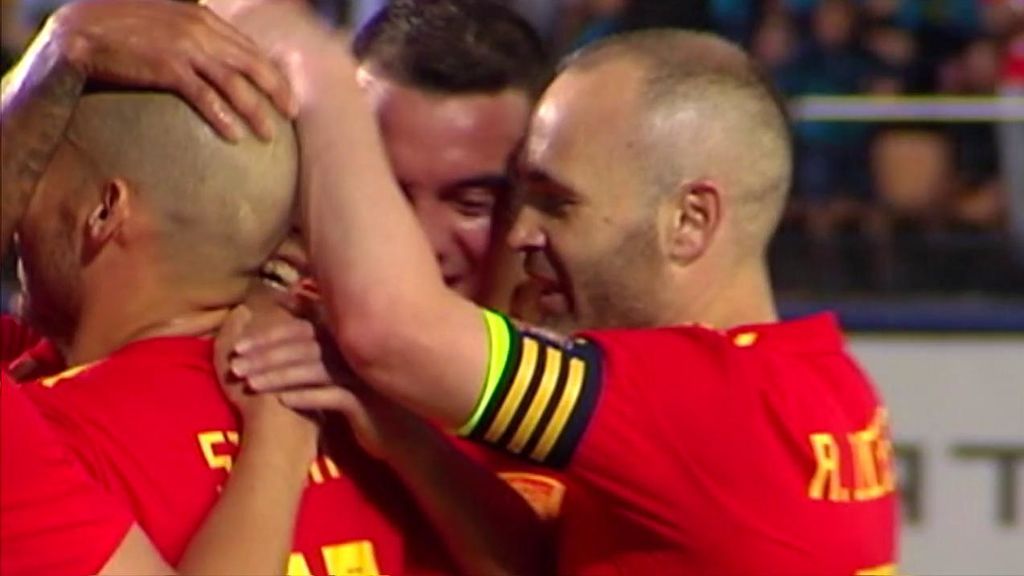 La felicitación de Iniesta a Odriozola por su golazo con España ante SUiaza