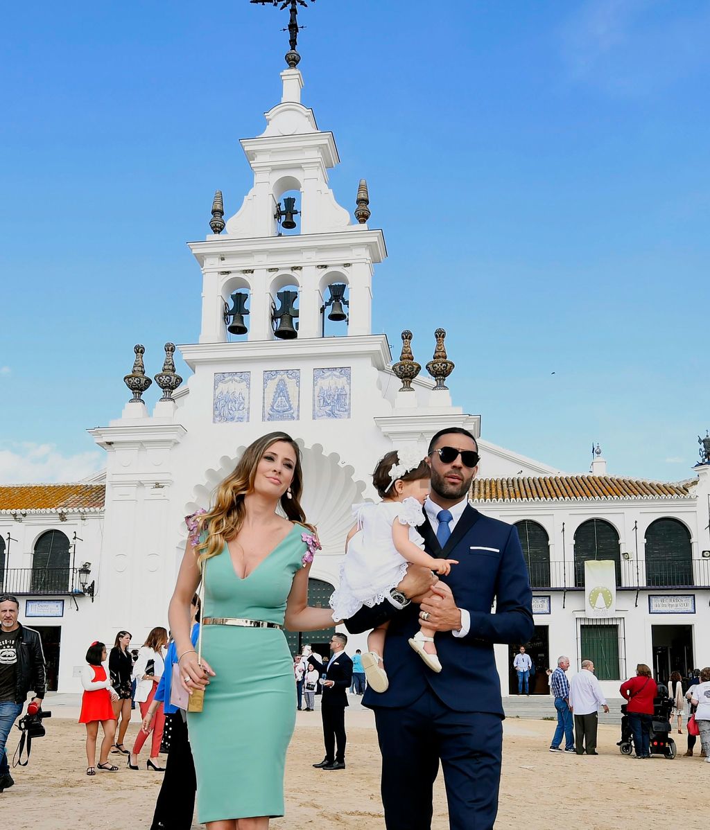 La madre lució un vestido verde menta con escote en V y bordados en los hombros