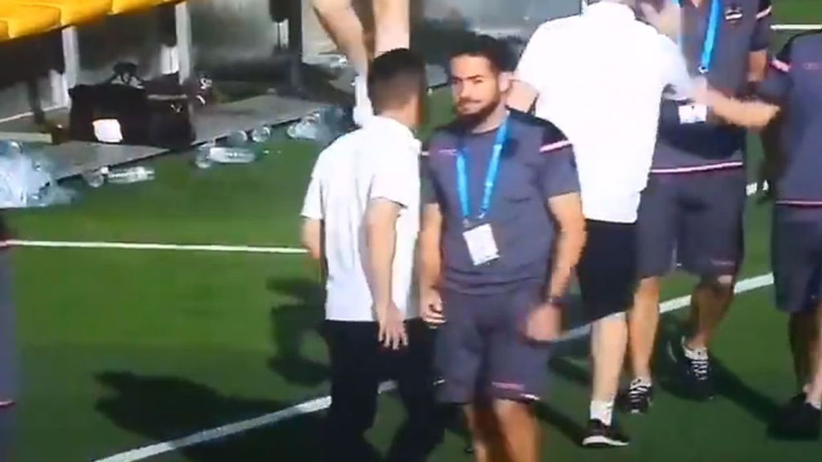 El entrenador del Real Madrid alevín le niega el saludo al del Levante tras interpretar que habían perdido tiempo