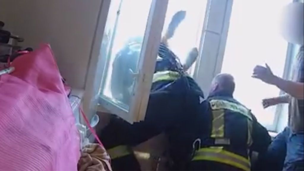 Un bombero atrapa en el aire a un hombre que se había tirado de un cuarto piso