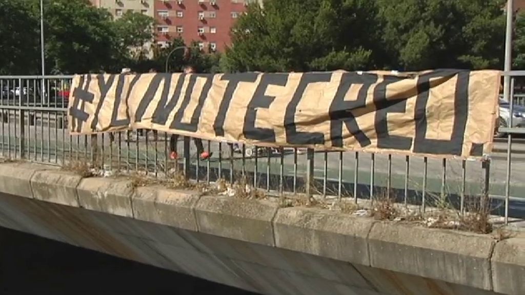 Varias pancartas de apoyo a La Manada han sido retiradas de los puentes de Sevilla