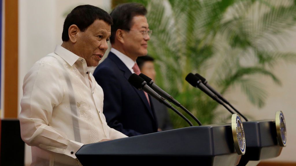 El beso del presidente de Filipinas a una trabajadora en Seúl desata las críticas