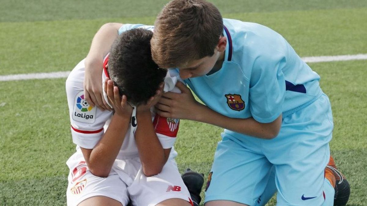 El gesto de deportividad del Barça infantil tras ganar al Sevilla en la tanda de penaltis El gesto de deportividad del Barça infantil tras ganar al Sevilla en la tanda de penaltis