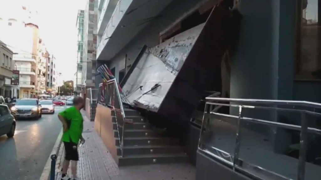 Desalojan a parte de los huéspedes de un hotel de Torrevieja tras desplomarse su marquesina