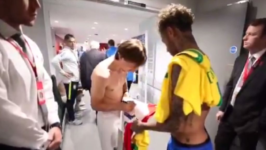 Modric regala su camiseta a Neymar con una dedicatoria muy especial: "Te esperamos, eh"