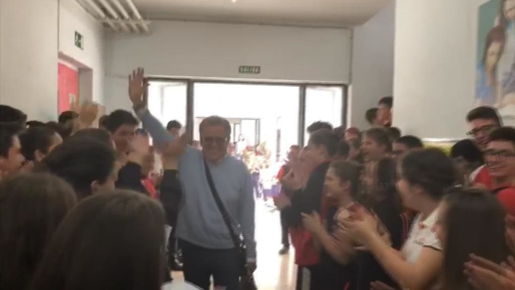 La emotiva despedida a un profesor jubilado en Linares