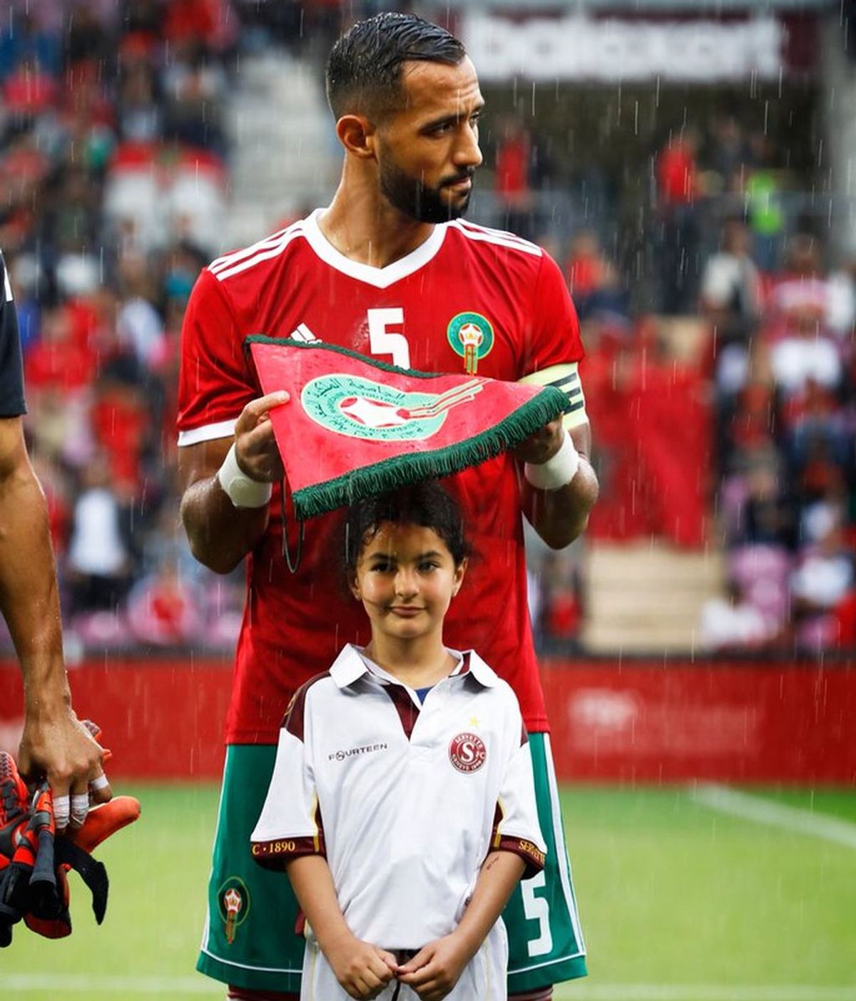 El gesto del capitán de Marruecos con una niña que enamora al mundo 😍