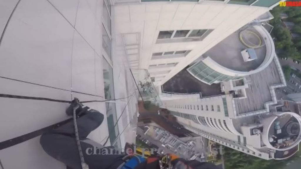 Se les cae una ventana de 380 kg desde un 47º piso
