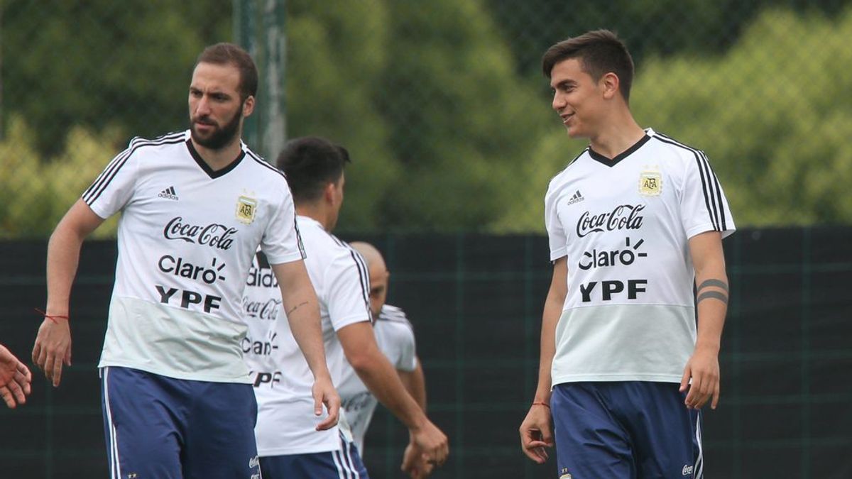 Argentina se ríe de Higuaín después de 'fallar' un abrazo con Paulo Dybala