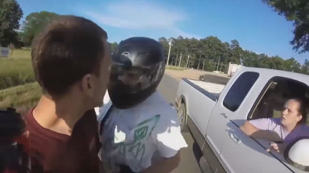 Una discusión en la carretera que acaba con un cabezazo de un motorista con casco