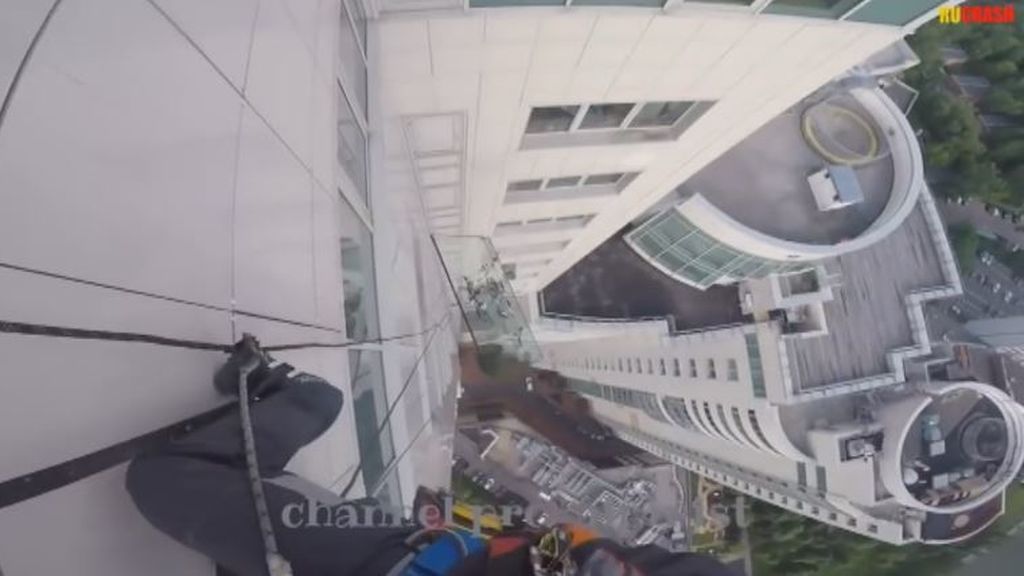 Se les cae una ventana de 380 kg desde un 47º piso