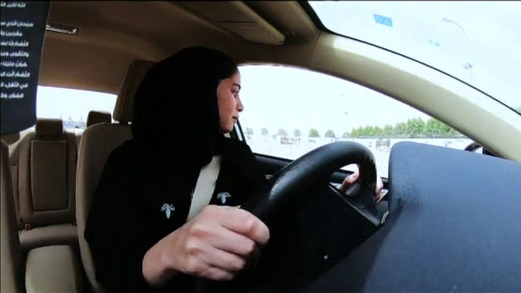 Arabia Saudí emite licencias de conducir a diez mujeres