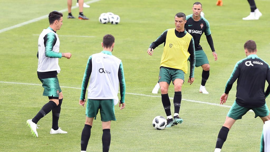 Cristiano entrena con un peto amarillo para que ningún compañero le entre con dureza en el entrenamiento