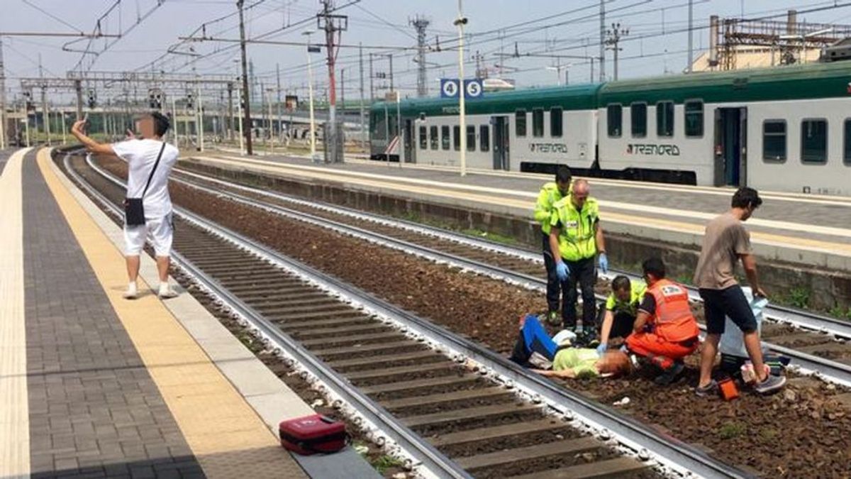 Italia en shock: Un joven se hace un selfie con una mujer atropellada por un tren
