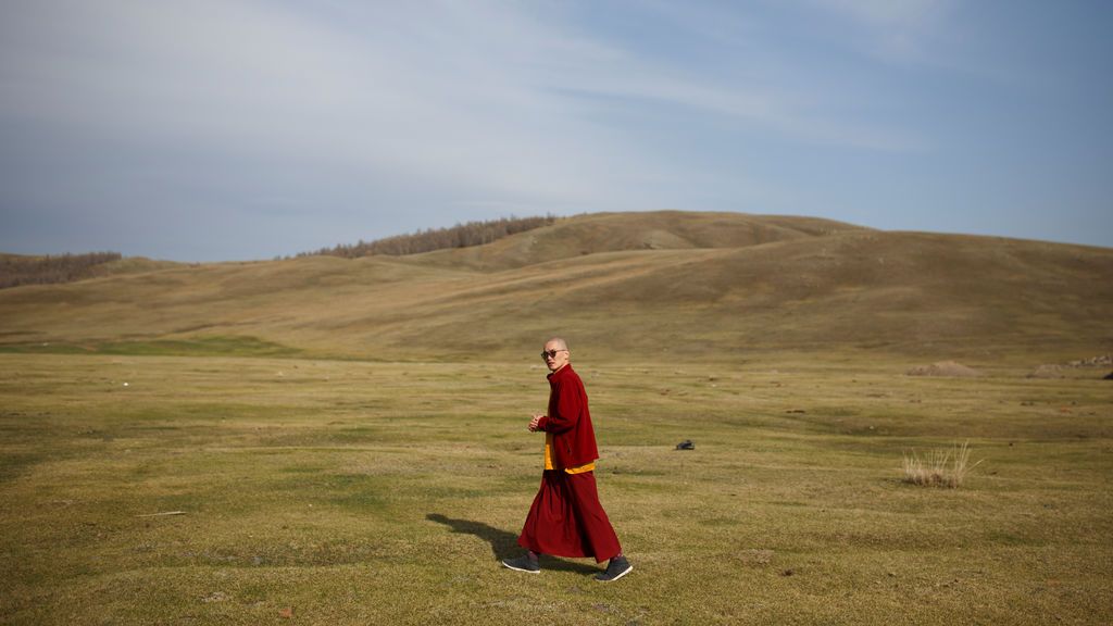 Un monje budista pasea por Mongolia