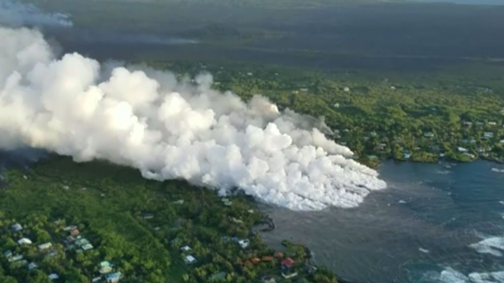 El espectacular instante en que la lava del volcán Kilauea llega al mar