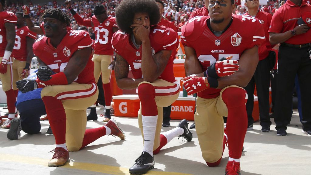 Colin Kapernick se arrodilla durante el himno en señal de protesta