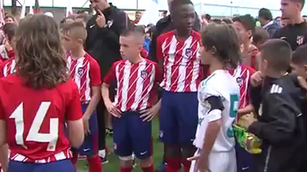 Los alevines del Atleti y Real Madrid dan una lección de deportividad al fútbol 👏