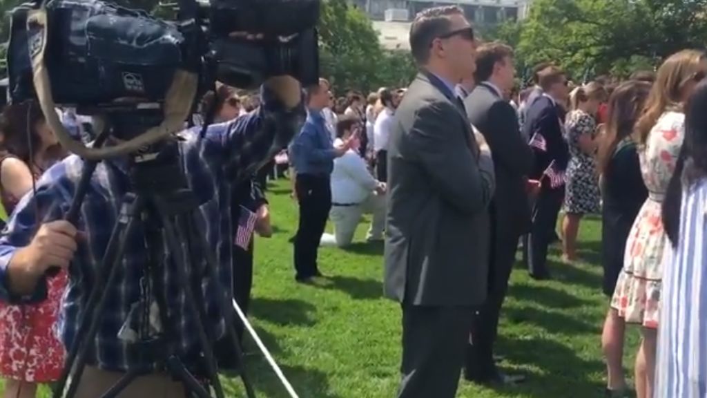 Un invitado a la 'fiesta patriótica' de Trump se arrodilla durante el himno en el césped de la Casa Blanca