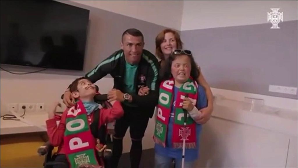 La visita de Cristiano Ronaldo a un hospital infantil durante la concentración de la Selección Portuguesa La visita de Cristiano Ronaldo a un hospital infantil durante la concentración de la Selección Portuguesa