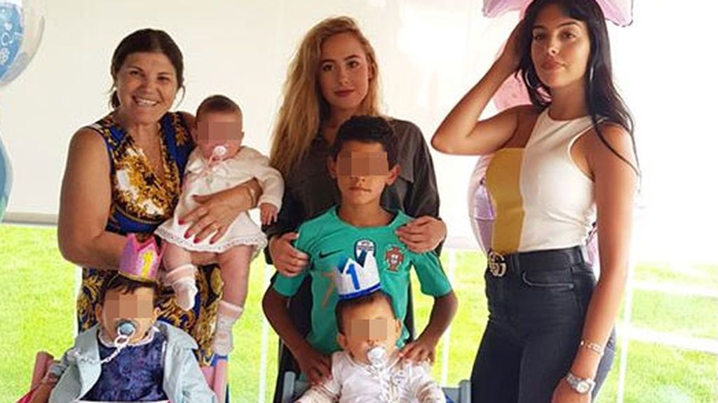 El primer cumple de los mellizos, con Georgina pero sin Cristiano: "Hemos extrañado mucho a papi"