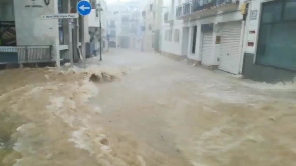 Monumental riada en Sitges por las lluvias
