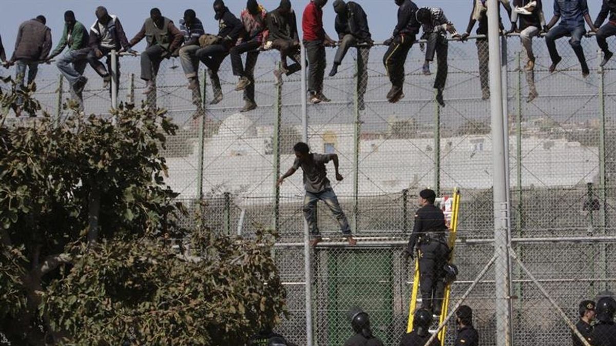 Unos 400 migrantes intentan saltar la valla de Ceuta