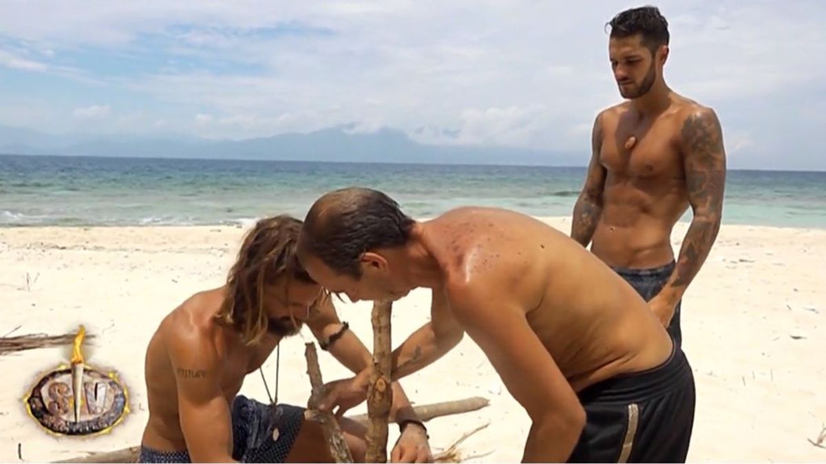Logan Sampedro, Maestro Joao y Hugo Paz construyen un tendedero en Cayo Paloma.