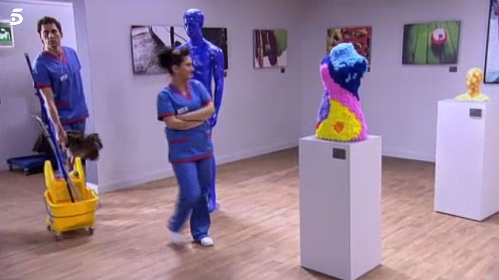 Luisma y Macu limpian una galería de arte