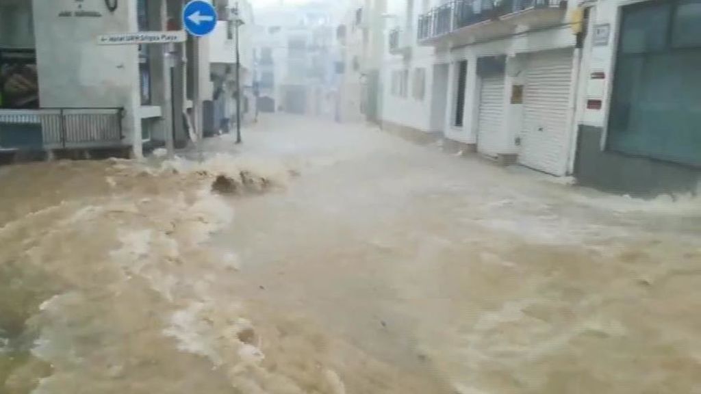 La intensa lluvia anega las calles de Sitges