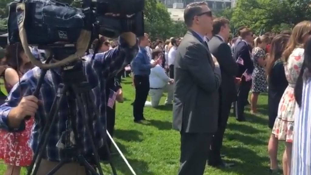 Un invitado a la 'fiesta patriótica' de Trump se arrodilla durante el himno en el césped de la Casa Blanca